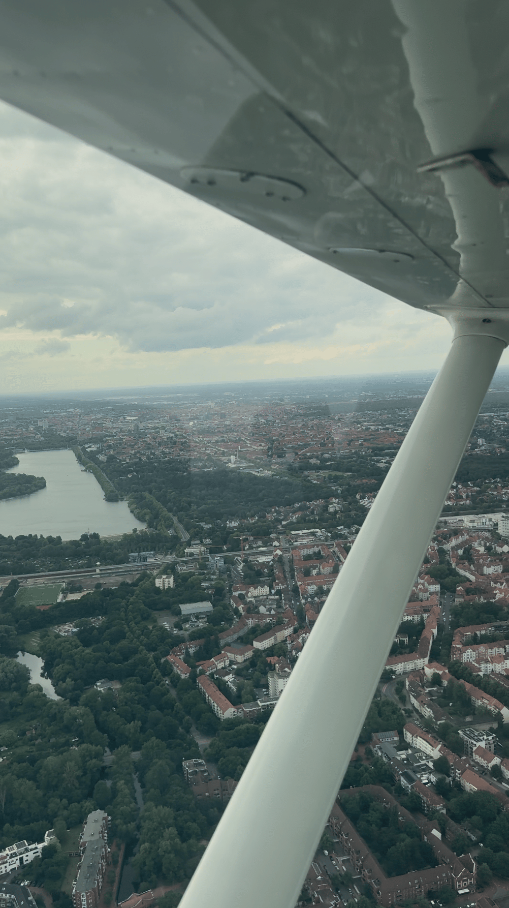 Hannover Rundflug mit blick auf Schloss Marienburg