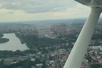 Hannover Rundflug mit blick auf Schloss Marienburg