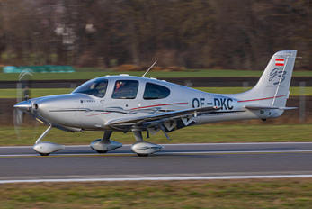Moderne Cirrus SR22 - sicher und komfortabel