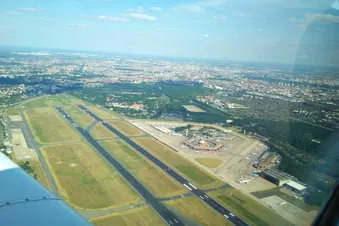 Rundflug über die Dächer Berlins im abendlichen Licht