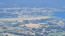 Aéroport d'arrivée de Chambéry vue depuis une montagne surplombant la Ville prise lors d'un vol précédemment réalisé