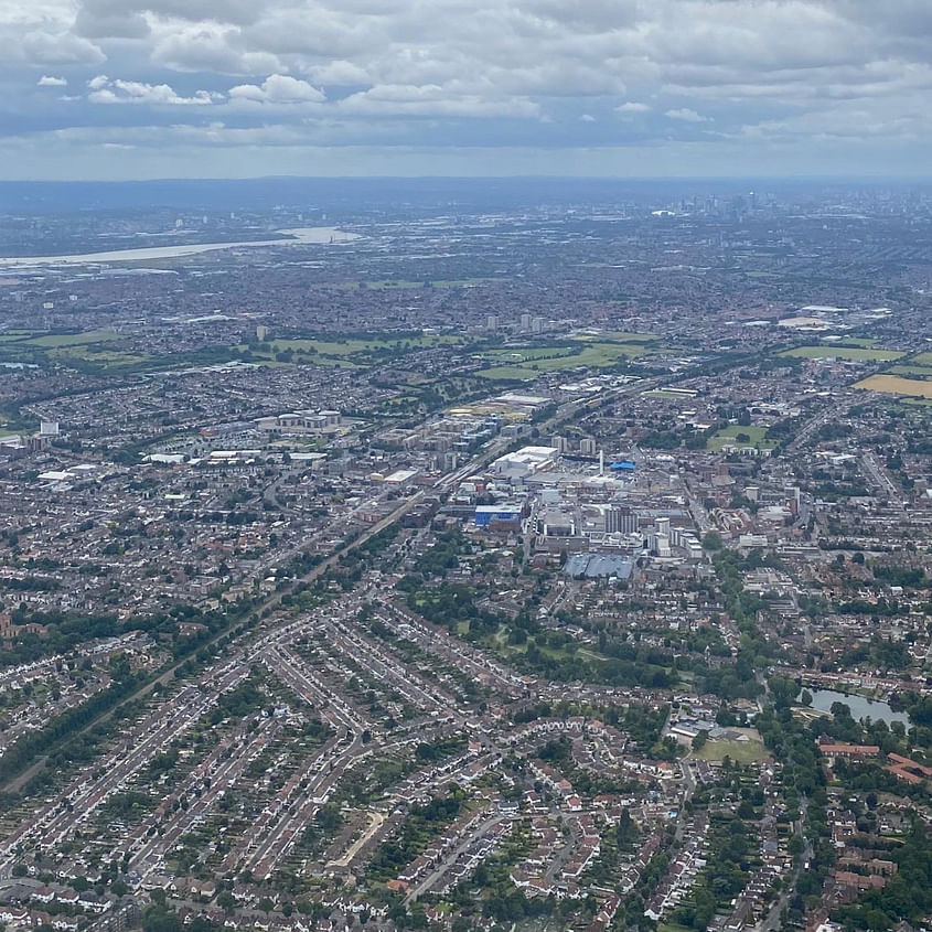 See London's stunning skyline on a 1 hr's sightseeing flight