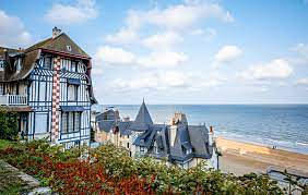 Excursion vers Deauville et survol de l'aiguille d'Etretat