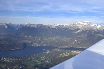 Balade au-dessus des lacs et montagnes Savoyards !