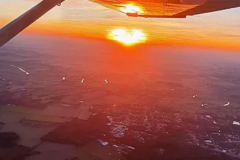 Wir fliegen am Abend? Mit etwas Glück erleben wir diesen schönen Sonnenuntergang