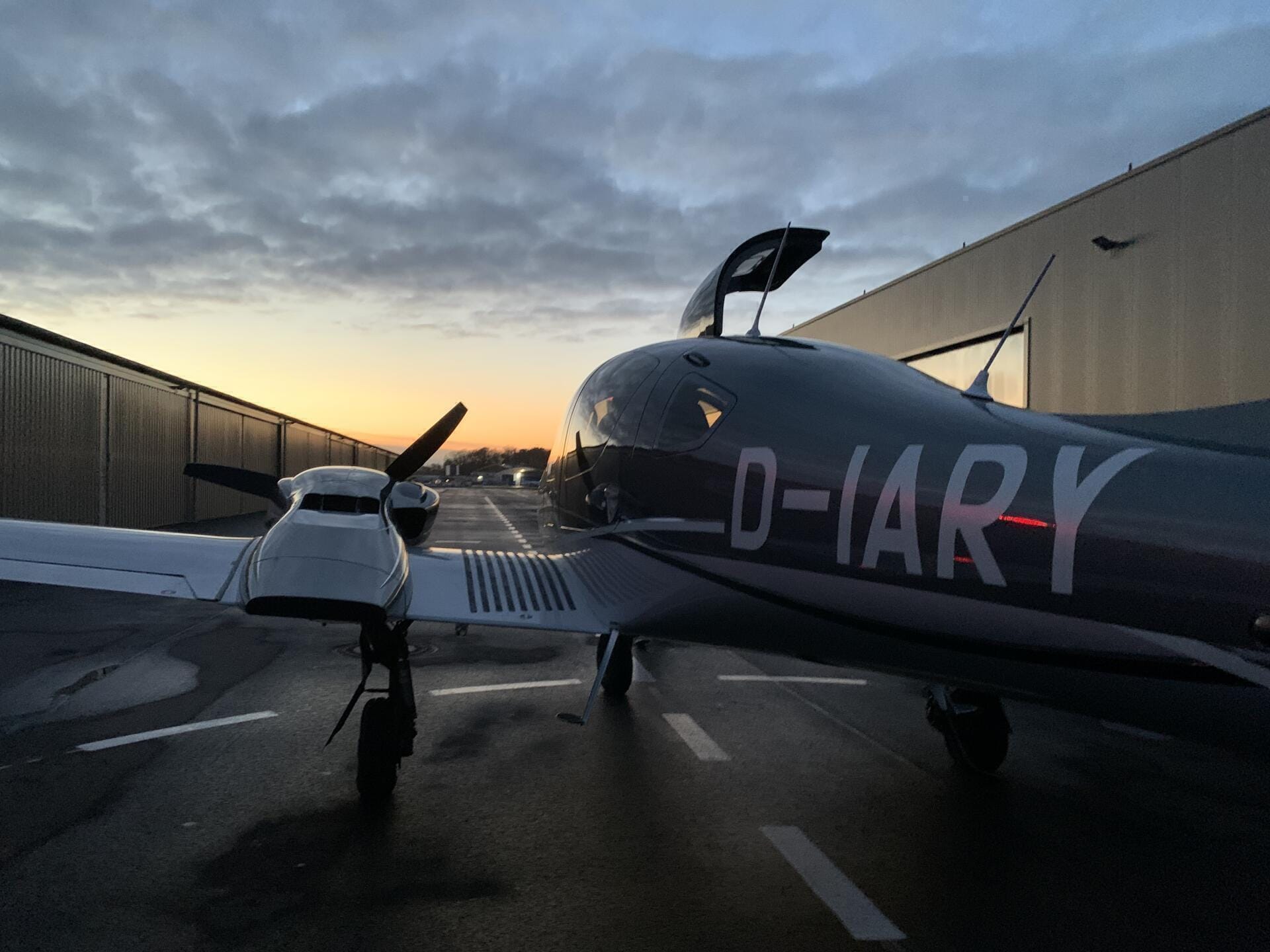 NIGHTFLIGHT 🌃SKYLINE FRANKFURT  zweimotoriges Flugzeug