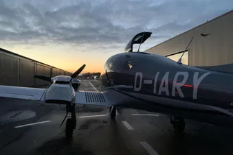 NIGHTFLIGHT 🌃SKYLINE FRANKFURT zweimotoriges Flugzeug