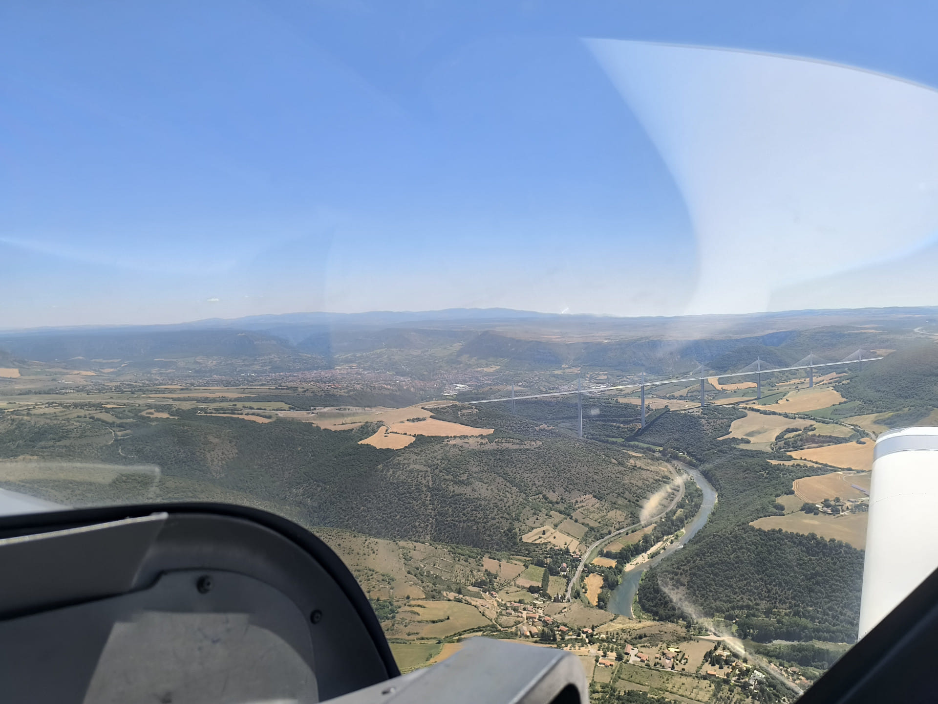 Vol AR Toulouse Lasbordes via le viaduc de Millau, la côte..