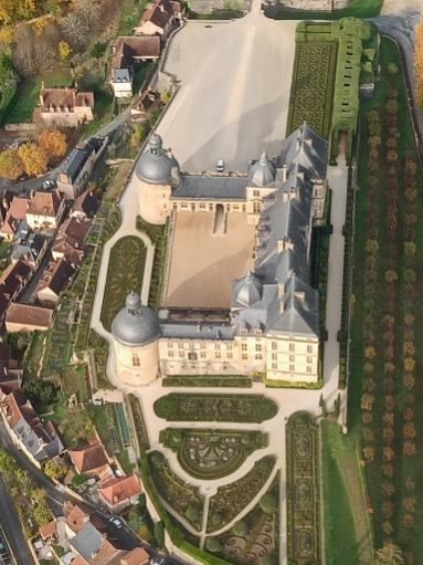 Survol du château d’Hautefort et  tour de ville de Périgueux