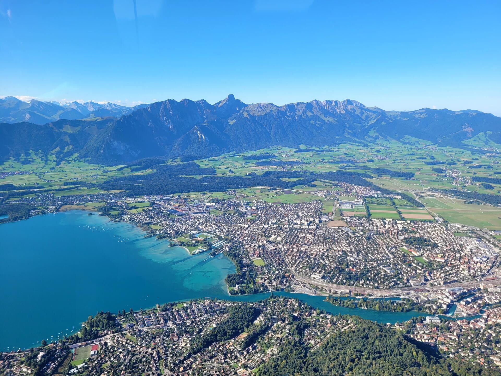 Thun, türkiser Thunersee mit der Stockhornkette im Hintergrund