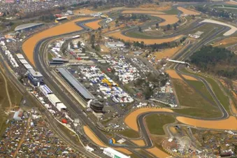 Survol du circuit automobile des 24h du Mans en hélico