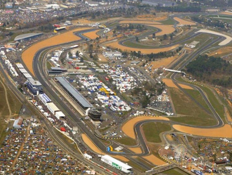 Survol du circuit automobile des 24h du Mans en hélico