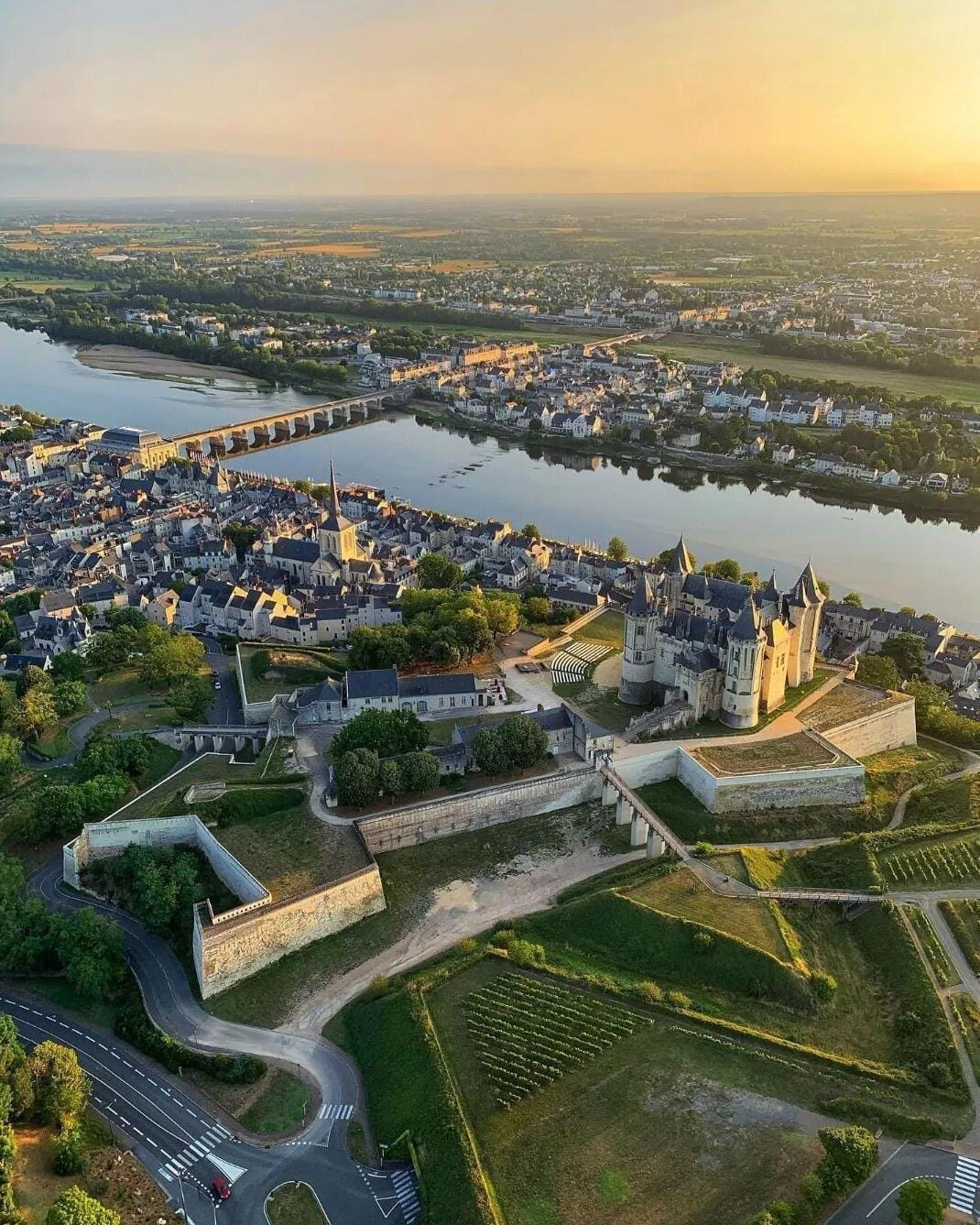 Survol des vallées de la Loire et châteaux environnants