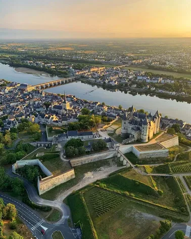 Survol des vallées de la Loire et châteaux environnants