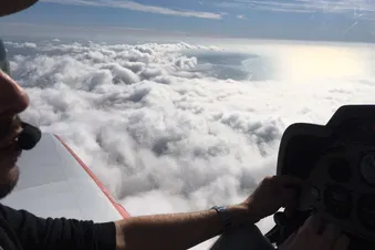 Au dessus de Noirmoutier, à une centaine de mètres de la couche nuageuse.