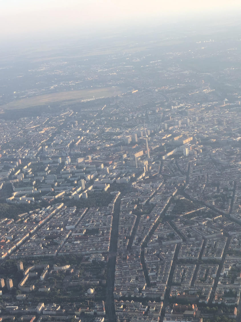 (Aus-)Flug nach Berlin o.ä.
