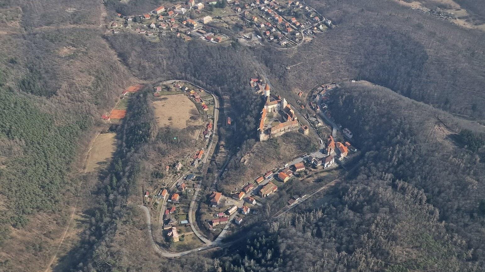 60 Min Scenic Flight Around Prague: Castles & Rivers