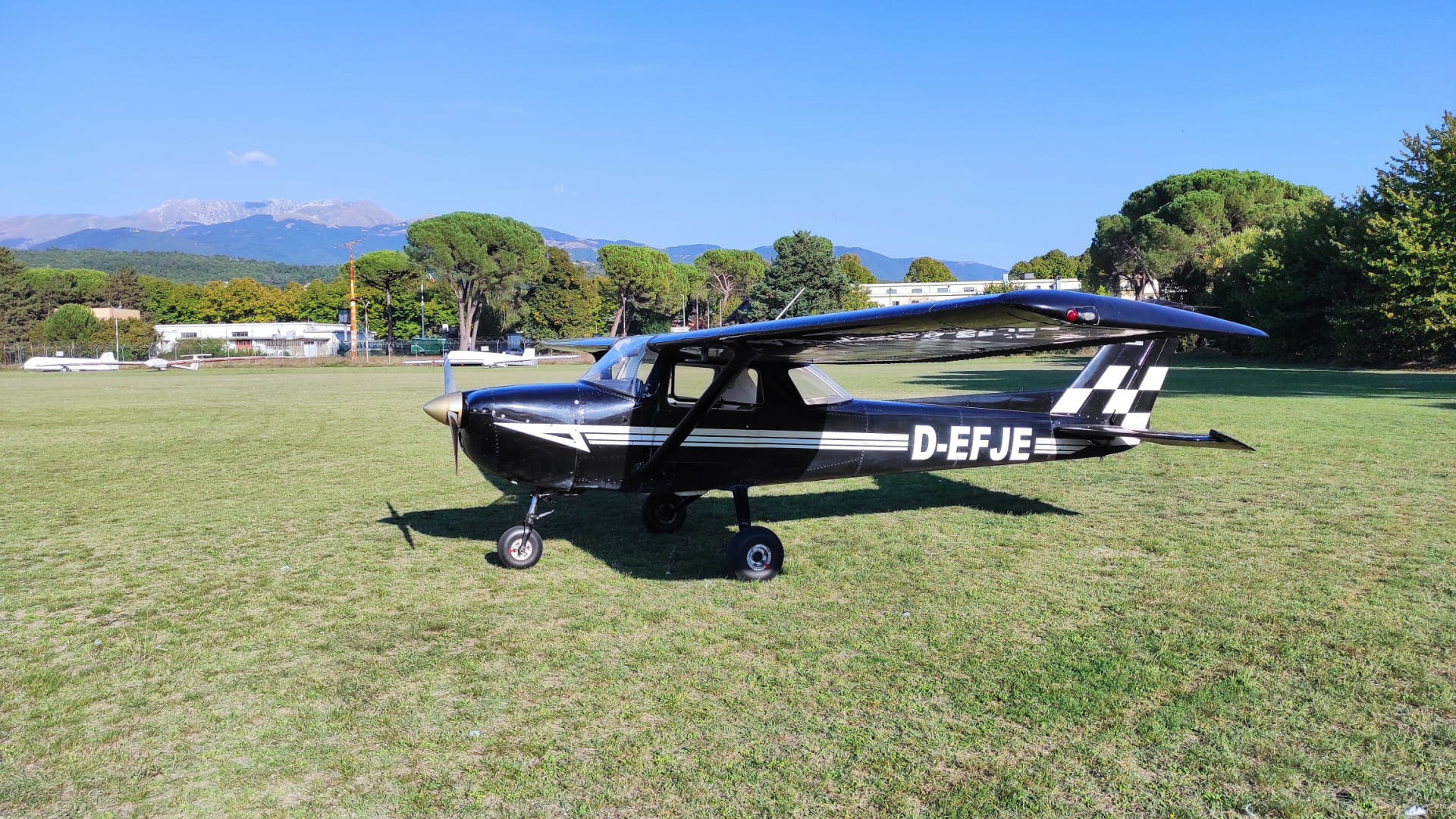 Side view of the Cessna 150 D-EFJE