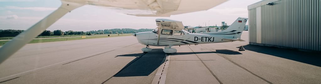 Ein Flugzeug auf der Startbahn