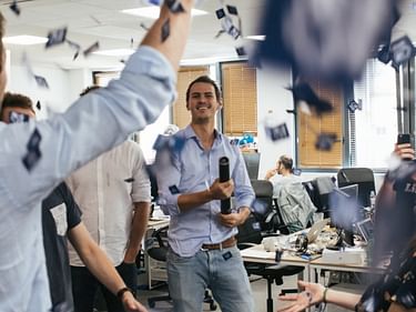 Des confettis lancés dans un bureau