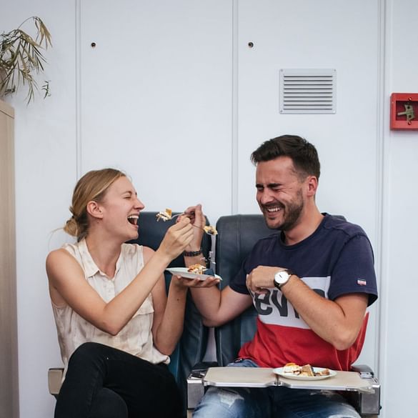 Des membres de l'équipe de Wingly rigolant avec une part de gâteau