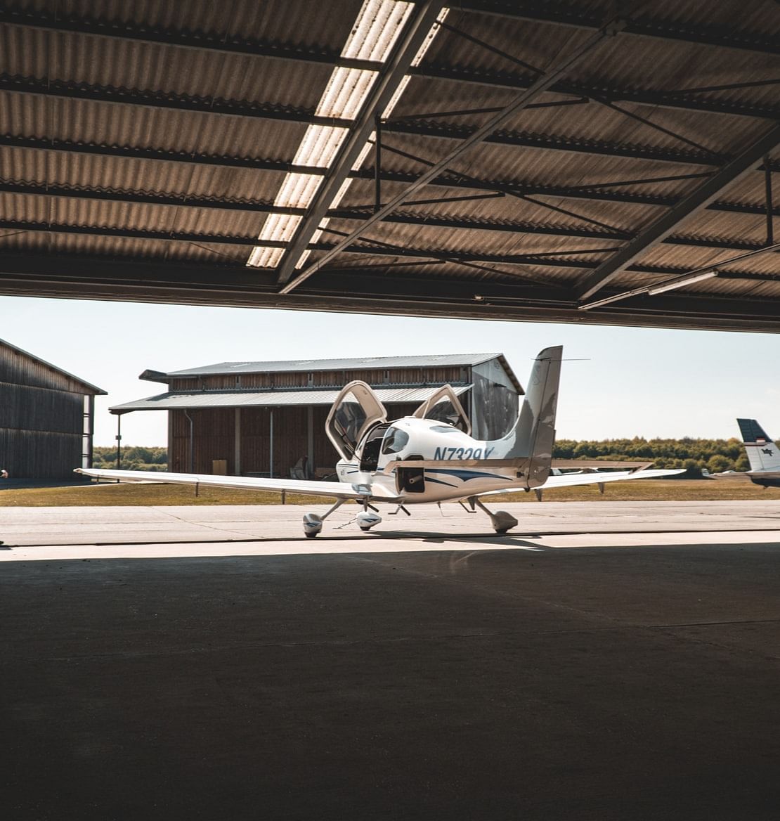 Leichtflugzeug in einem Hangar geparkt