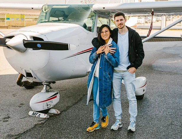 Paar vor einem Flugzeug