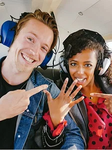 Frau zeigt ihren Ehering im Flugzeug