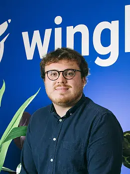 Freundlicher Pilotensupport mit Headset bietet Unterstützung an