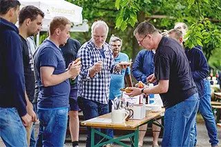 Un groupe de personnes mangeant des hot-dogs