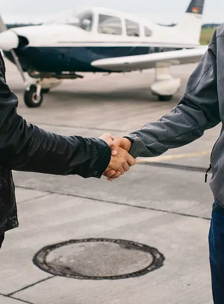 Deux hommes se serrant la main