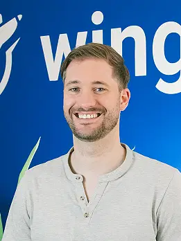 Wingly-Teammitglied hilft bei der Einrichtung eines Pilotenprofils