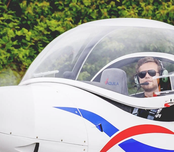 Ein Pilot in einem Leichtflugzeug ist bereit zum Abflug