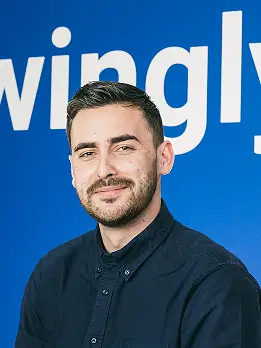 Porträt eines lächelnden Pilotenmanagers, der bereit ist zu helfen