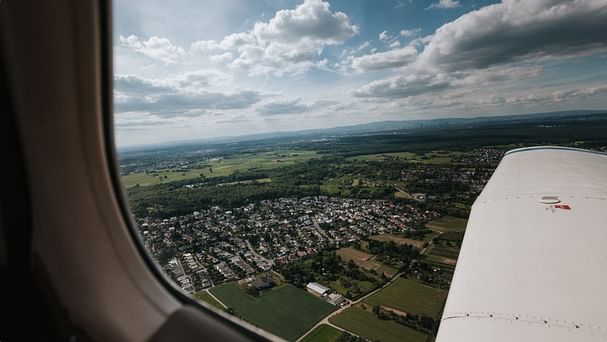 Luftbild aus dem Cockpitfenster