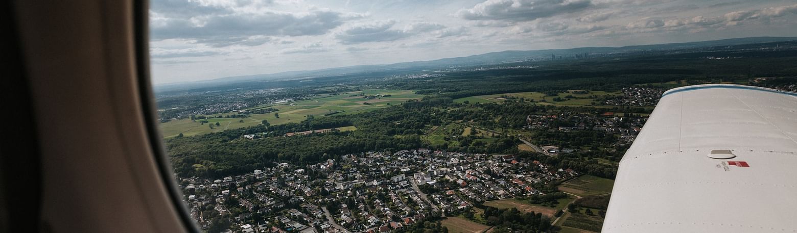 Photo aérienne d'un paysage boisé avec quelques maisons