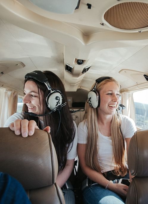 Zwei Frauen lachen im Cockpit
